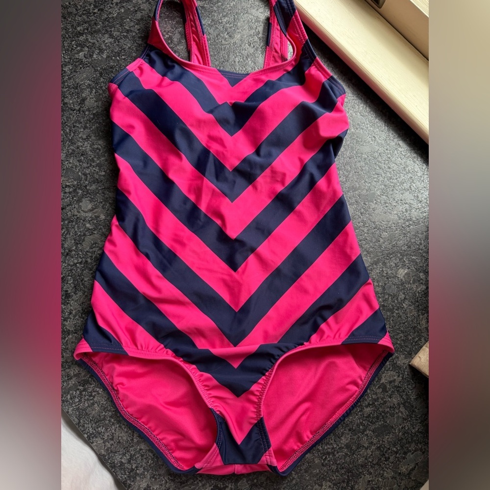 Like New! Lands End Hot Pink 🩷and Navy 💙Chevron 1 piece swimsuit, 4, MSRP $89 - Picture 3 of 9